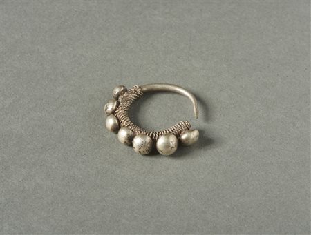  Arte Cinese - Miao, Cina. 
Orecchino in argento. 
Segni d'uso. .