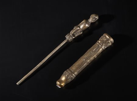  Arte Sud-Est Asiatico - Indonesia. 
Pestello per betel in metallo e lega d'argento. 
Difetti  visibili e segni d'uso. .