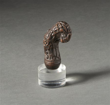  Arte Sud-Est Asiatico - Madura.
Manico di Kriss. 
Legno duro  a patina scura.
Segni d'uso. .