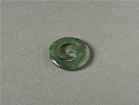  Arte oceanica - Maori, Nuova Zelanda. 
Pendente traforato. 
Giada Nefrite. 
.