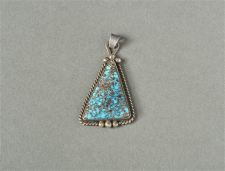  Arte del Nord America  - Navajo, USA. 
Pendente in argento e turchese.  
Presenti  punzoni "Sterling" e "Reeves". .