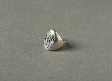  Arte del Nord America  - Navajo, USA.
Anello in argento e turchese con incisione a forma di zampa d'orso.