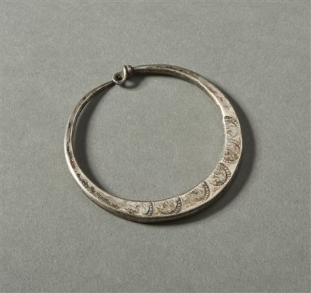  Arte africana - Berberi, Nord Africa. 
Orecchino in argento. 
Segni d'uso. .