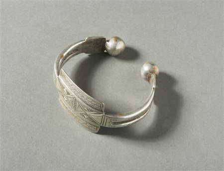  Arte africana - Berberi, Mauritania. 
Bracciale cavigliera Khal Khal in argento. .