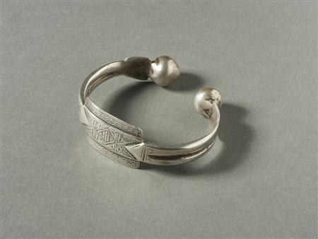  Arte africana - Berberi, Mauritania. 
Bracciale cavigliera Khal Khal in argento. .