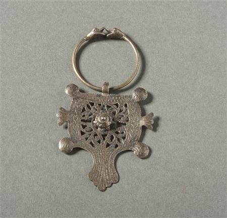  Arte africana - Marocco.
Fibula in argento. 
Una mancanza e segni d'uso. .