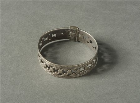  Arte africana - Nord Africa. 
Bracciale in argento.
Segni d'uso.