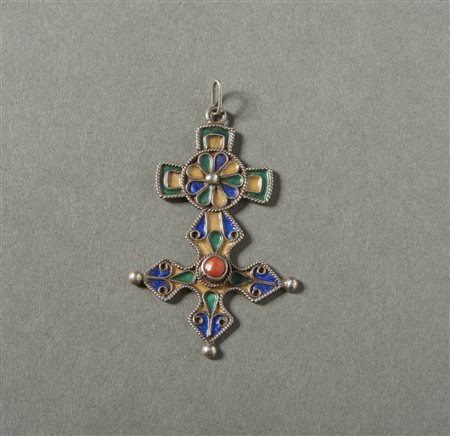  Arte africana - Berberi, Marocco.
Croce in smalti e corallo. .