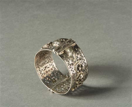  Arte africana - Nord Africa (Tunisia). 
Bracciale rigido in argento. 
Segni d'uso.