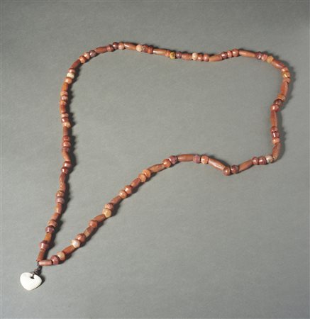  Arte africana - Nord Africa e Sahara.
Collana con pietre del Sahara occidentale e conchiglia.