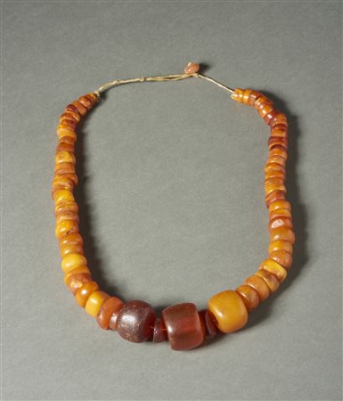  Arte africana - Mali.
Collana in ambra. .