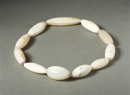  Arte africana - Africa occidentale. 
Collana con undici boule in calcedonio lavorate a mano.
Difetti e segni d'uso.