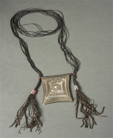  Arte africana - Tuareg, Nord Africa (Agadez). 
Talismano in argento e cuoio.