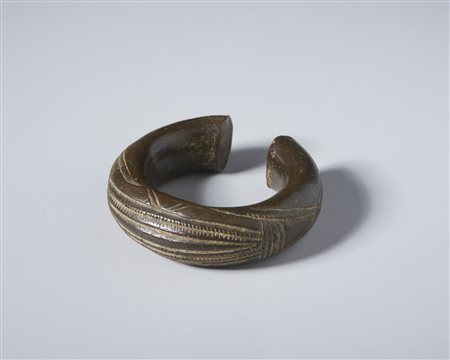 Arte africana - Senufo,  Costa d'Avorio/Burkina Faso. 
Bracciale in bronzo. 
Con bella patina ed evidenti segni d'uso. .