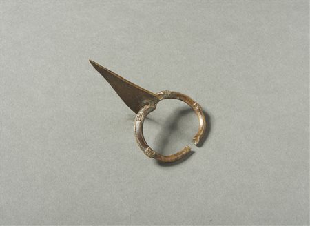  Arte africana - Lobi, Burkina Faso. 
Piccolo bracciale moneta. 
Lega di rame. 
.