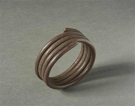  Arte africana - Lobi Burkina Faso
Bracciale moneta in ferro. 
Segni d'uso.