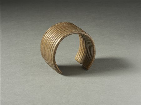  Arte africana - Lobi, Burkina Faso. 
Bracciale moneta. 
Lega di rame.
.