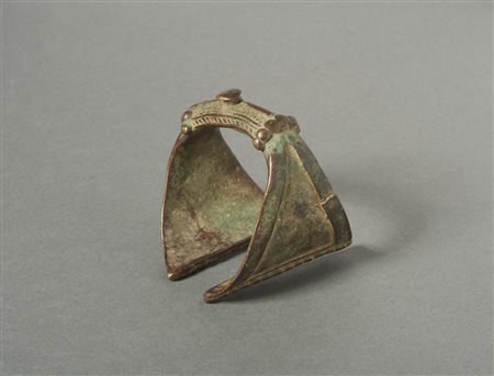  Arte africana - Gurunsi, Burkina Faso. 
Bracciale moneta. 
Lega di rame. 
In patina e con evidenti  segni d'uso.