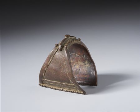  Arte africana - Gurunsi, Burkina Faso.
Bracciale in lega di rame. 
In patina con consunzioni e segni d'uso. .