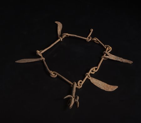  Arte africana - Dogon, Mali. 
Collana in ferro battuto. 
Difetti visibili e segni d'uso.