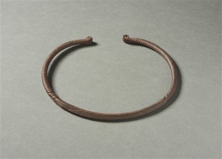  Arte africana - Tellem, Mali.
Collare rigido in ferro ritorto. 
Notevole patina ed evidenti segni d'uso. .