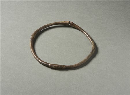  Arte africana - Lobi, Burkina Faso. 
Collare rigido in lega di rame con decori geometrici.
Con notevoli consunzioni, bella patina e segni d'uso. .