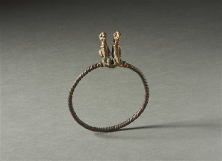  Arte africana - Lobi, Mossi  o Bwa, Burkina Faso. 
Bracciale con due figure. 
Ferro e bronzo. 
Segni d'uso.