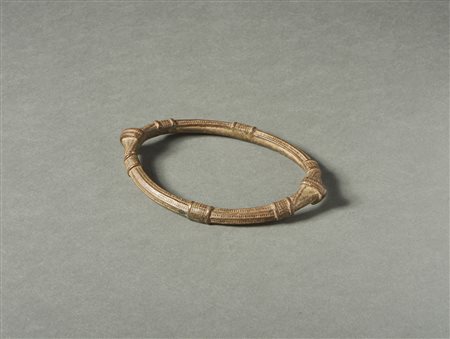  Arte africana - Frafra Ghana o Lobi, Burkina Faso. 
Bracciale-cavigliera-moneta 
Lega di rame.
Segni d'uso. .