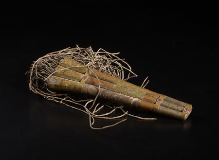  Arte africana - Kapsiki, Nigeria/Camerun. 
Ornamento pubico Shaffa.
Legno, cuoio, leghe di rame e ferro.
Segni d'uso. .