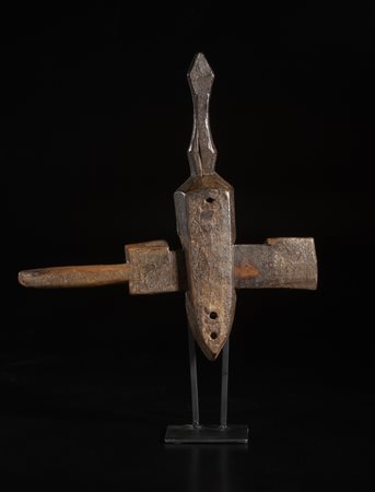  Arte africana - Bambara, Mali.
Serratura per porta di granaio.
Legno duro a patina scura e metallo.
Segni d'uso.