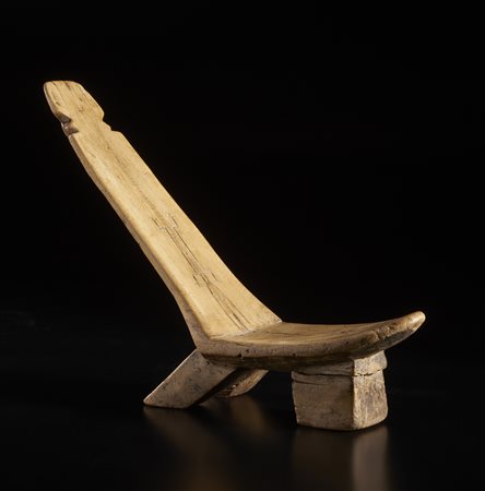  Arte africana - Lobi, Burkina Faso. 
Seggio in legno duro a patina chiara. 
Una rottura con restauro e segni d'uso
.