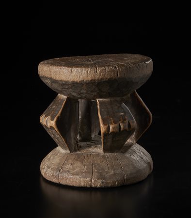 Arte africana - Dogon, Mali.
Seggio, legno duro a patina scura.
Segni d'uso. .