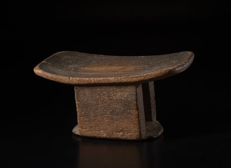  Arte africana - Yohure, Costa d'Avorio. 
Seggio in legno duro a patina naturale. 
Segni d'uso. .