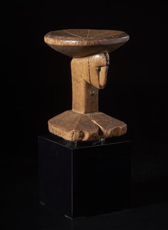  Arte africana - Bambara, Mali. 
Seggio con figura antropomorfa. 
Legno duro a patina naturale e borchie metalliche.
Segni d'uso. .