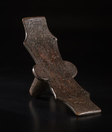  Arte africana - Kuba, Repubblica Democratica del Congo. 
Poggia schiena in legno duro a patina scura lucida. 
Segni d'uso. .