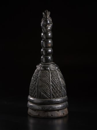  Arte africana - Mende, Sierra Leone.
Maschera a casco Sowei. 
Legno duro a patina nera, pigmenti. 
Difetti visibili ed evidenti egni d'uso. .