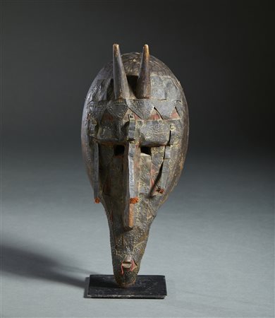  Arte africana - Marka/Bambara, Mali.
Maschera Ngolo.
Legno duro a patina scura, tessuto, chiodi e metallo.
Segni d'uso e tracce di sostanze organiche sacrificali. .