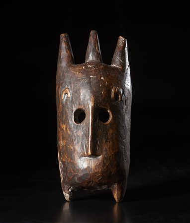  Arte africana - Bambara, Mali. 
Maschera Ntomo.  
Legno a patina scura. 
Segni d'uso. .