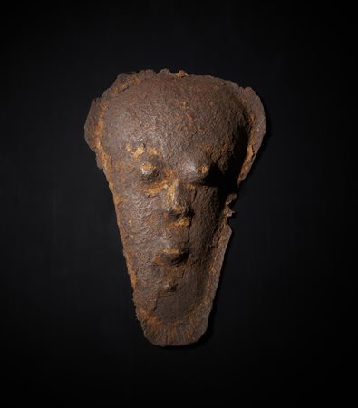  Arte africana - Bambara, Mali.
Mascherina in ferro.  
Difetti visibili ed evidenti segni d'uso. .
