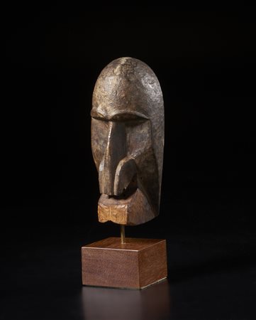  Arte africana - Kpelle/Dan, Guinea  Costa d'Avorio, 
Piccola  maschera.
Legno duro a patina naturale.
Segni d'uso.
Provenienza: Ex. collezione Franco Monti. .