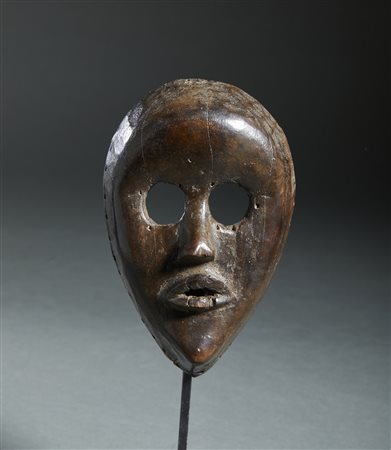 Arte africana - Dan, Costa d'Avorio.
Maschera Zapkai Ga. 
Legno duro a patina marrone. 
Difetti visibili e segni d'uso. .