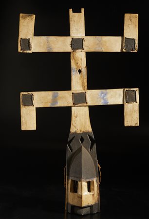  Arte africana - Dogon, Mali. 
Maschera Kanaga.  
Legno, pigmenti, caolino, fibre, cuoio e ferro. 
.