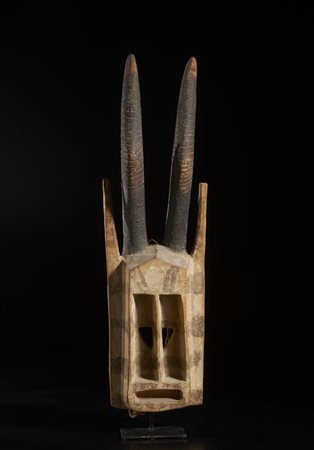  Arte africana - Dogon, Mali.
Maschera antilope Walu.
Legno, fibre pigmenti e caolino. 
Difetti visibili e segni d'uso.