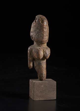  Arte africana - Dogon, Mali. 
Frammento di figura antropomorfa. 
Legno duro a patina marrone.
Evidenti difetti visibili e segni d'uso. .