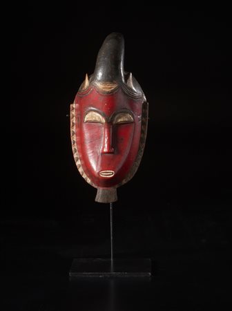  Arte africana - Baulè, Costa d'avorio - area Bouakè.  
Maschera Kpwan ple.
Legno duro, pigmenti industriali, caolino e metallo. 
Segni d'uso.
Provenienza: Ex Collezione Enrico Prometti - Collezione Renato Volpini. .