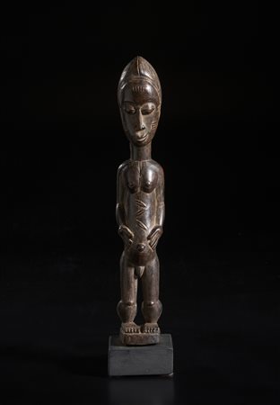  Arte africana - Baule, Costa d'Avorio. 
Scultura maschile. 
Legno duro a patina scura.
Segni d'uso.