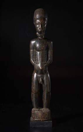  Arte africana - Baule, Costa d'Avorio. 
Scultura maschile. 
Legno duro a patina scura. 
Piccoli difetti visibili e magnifici segni d'uso.
Provenienza: Collezione Pomini, Varese.  .