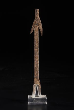 Arte africana - Moba, Togo.
Figura antropomorfa in ferro. 
Con bella patina e segni d'uso. .