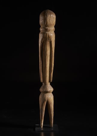  Arte africana - Moba, Togo.
Scultura antropomorfa Tcihtcherik. 
Legno duro a patina naturale chiara. 
Consunzioni e segni d'uso.
