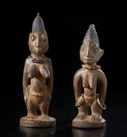  Arte africana - Yoruba, Nigeria.
Due gemelli Ibeji singoli. 
Legno duro a patina scura, perline pigmenti ed alluminio.
Segni d'uso. 
.
